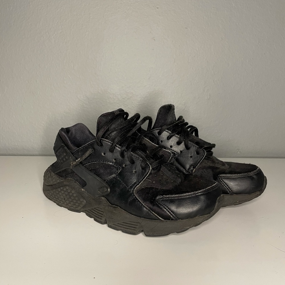 Black huaraches